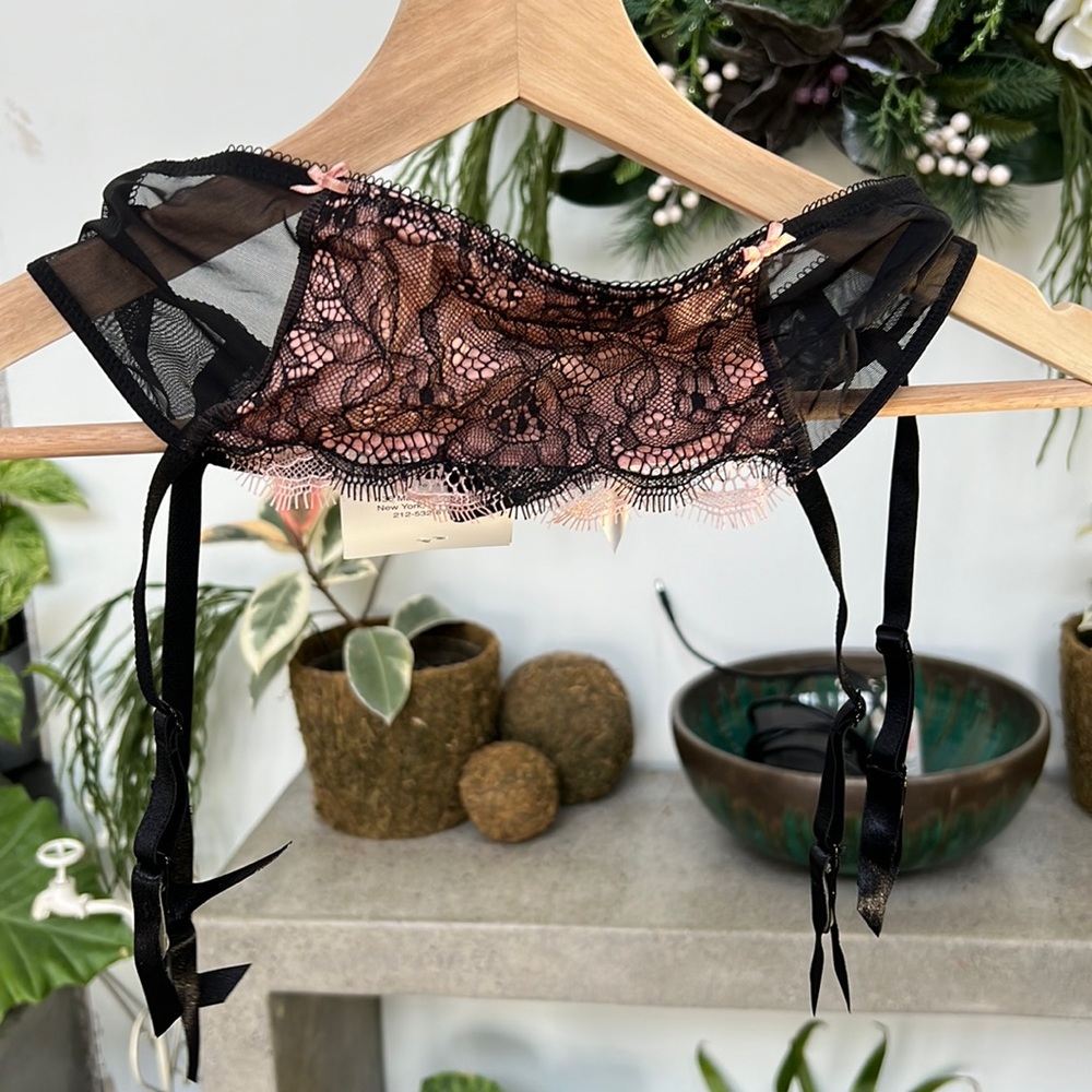 NWOT b.temptd garter
